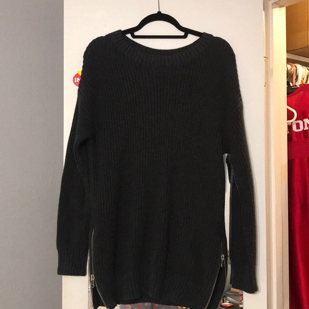 GIVE ME AN OFFER ‼️ GAP sweater BARELY WORN